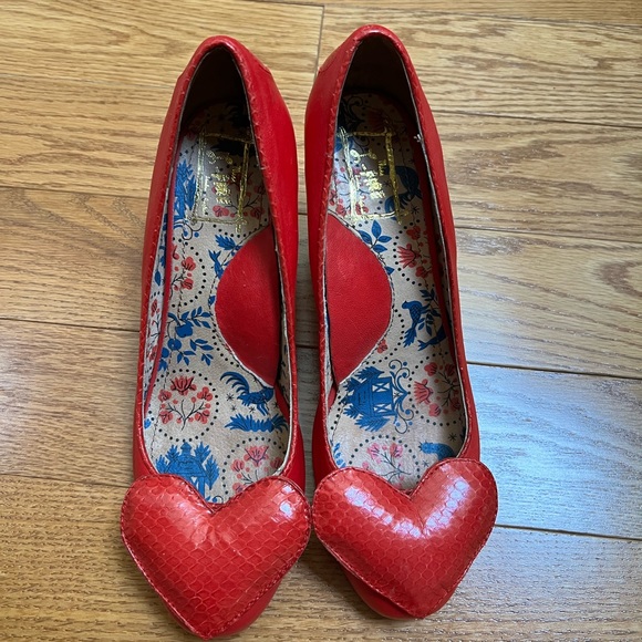 Red heart leather shoes. Sz 40. Miss l-fire. - Picture 3 of 5